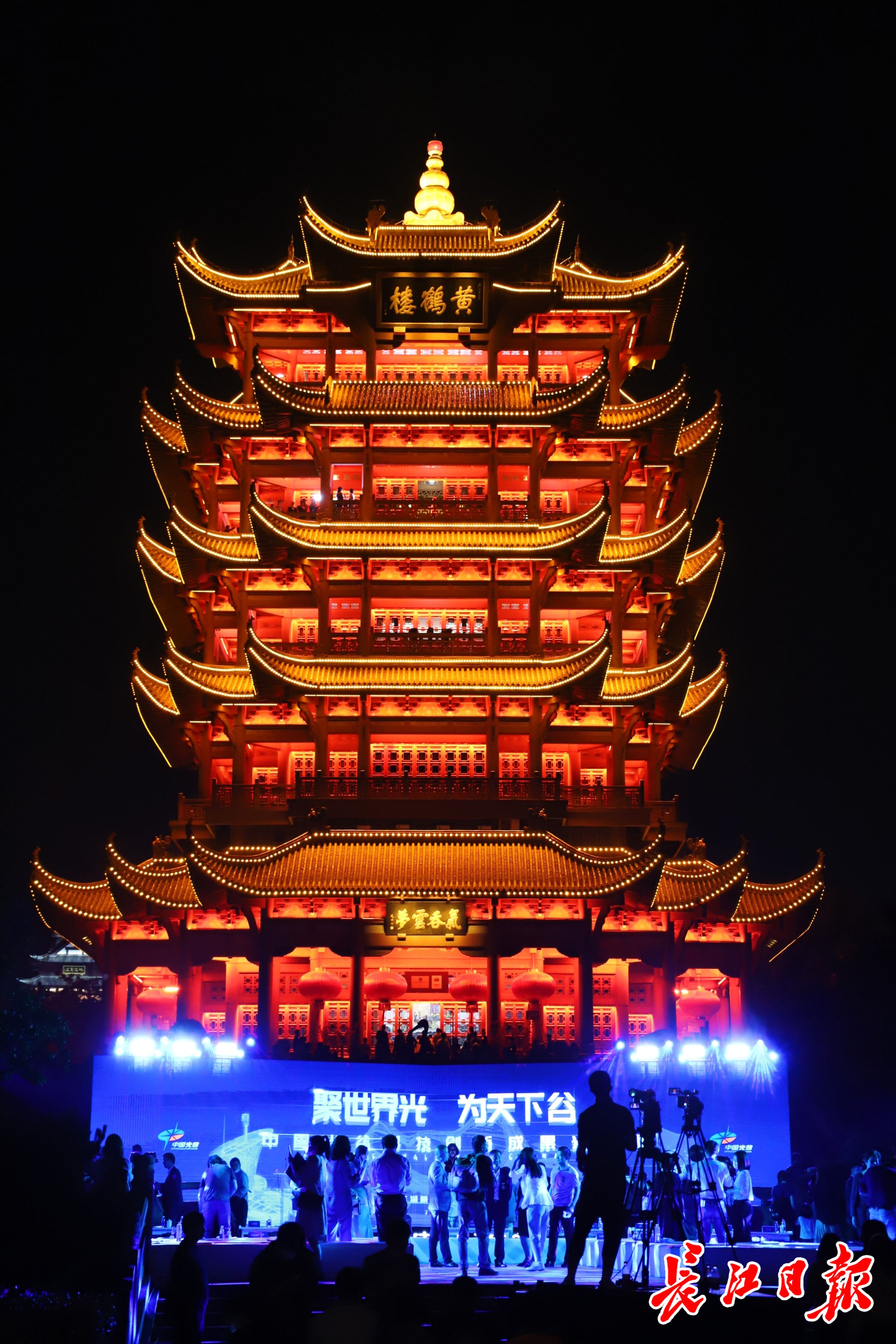 市场占有率全球前三华工科技展出国内首套三维五轴激光切割机(图1)